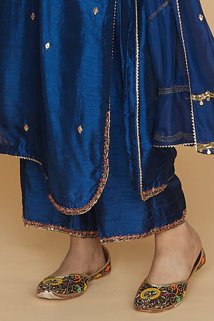 Blue Resham Thread Embroidered Kurta Set by Niti Bothra at Pernia's Pop Up Shop