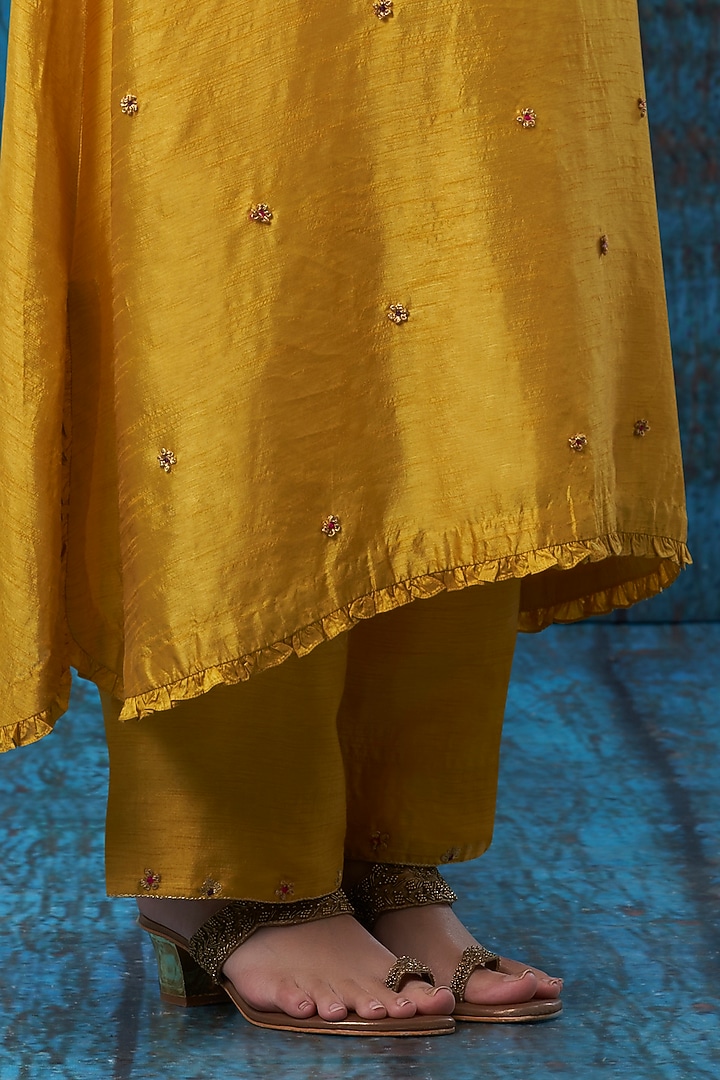 Mustard French Knot Embroidered Kurta Set by Niti Bothra at Pernia's Pop Up Shop