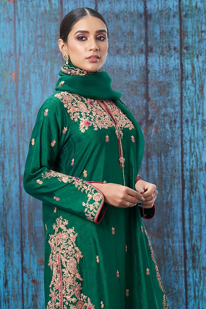 Green Embroidered Long Kurta Set by Niti Bothra at Pernia's Pop Up Shop
