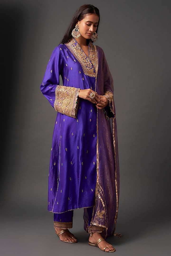 Blue Chiniya Silk Embroidered Kurta Set by Niti Bothra at Pernia's Pop Up Shop