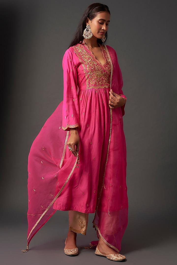 Pink Chiniya Silk Zari Embroidered Kurta Set by Niti Bothra at Pernia's Pop Up Shop