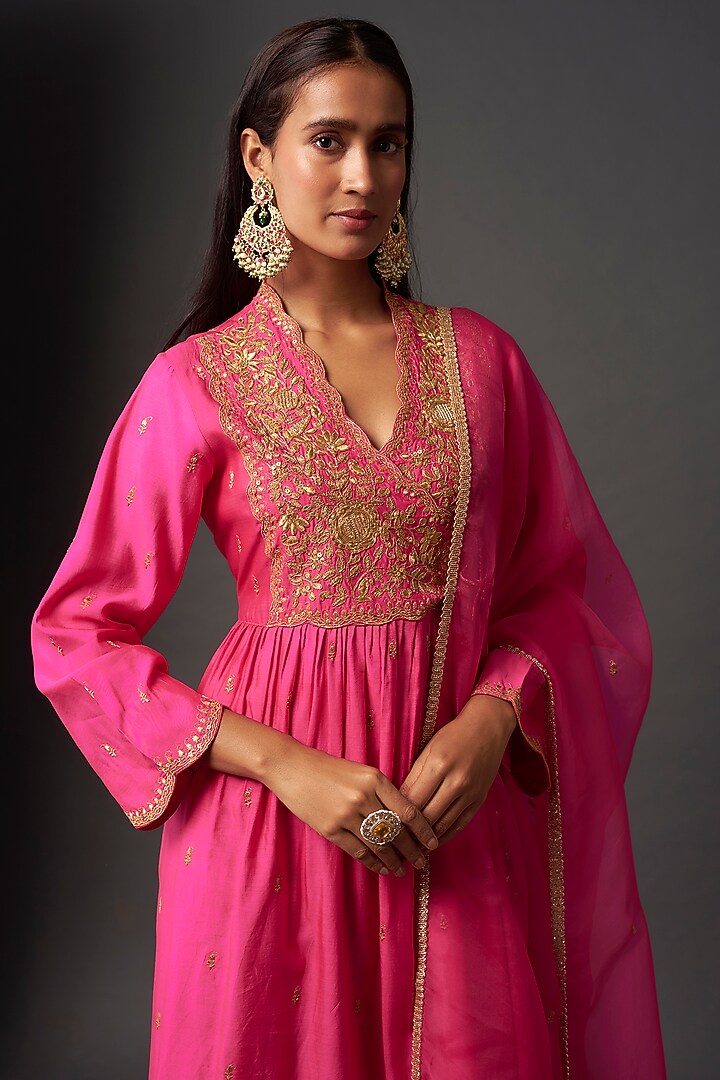 Pink Chiniya Silk Zari Embroidered Kurta Set by Niti Bothra at Pernia's Pop Up Shop