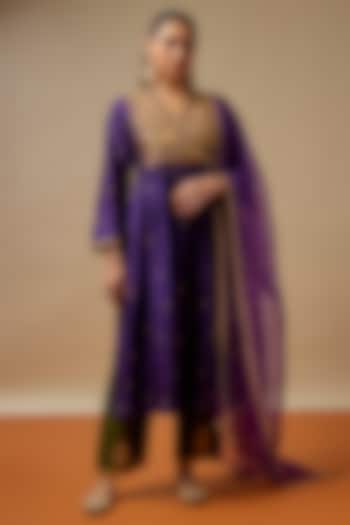 Purple Chiniya Silk Zari Embroidered Kurta Set by Niti Bothra at Pernia's Pop Up Shop