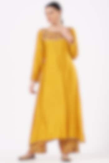 Mustard Embellished Kurta Set by Niti Bothra at Pernia's Pop Up Shop