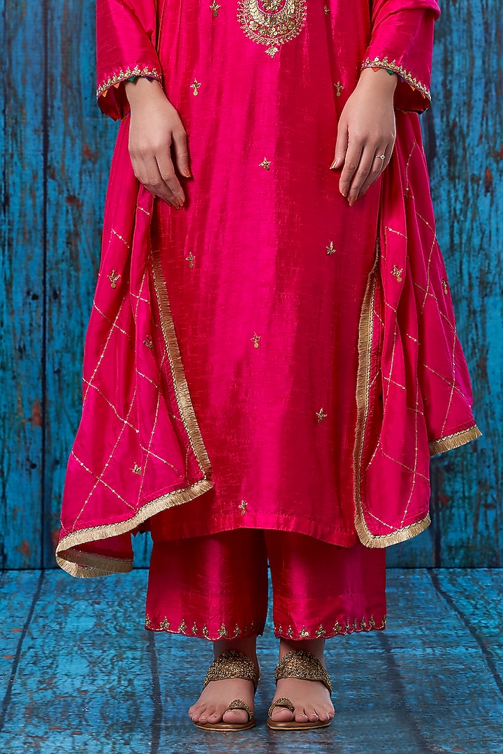 Pink Silk Embroidered Kurta Set by Niti Bothra at Pernia's Pop Up Shop