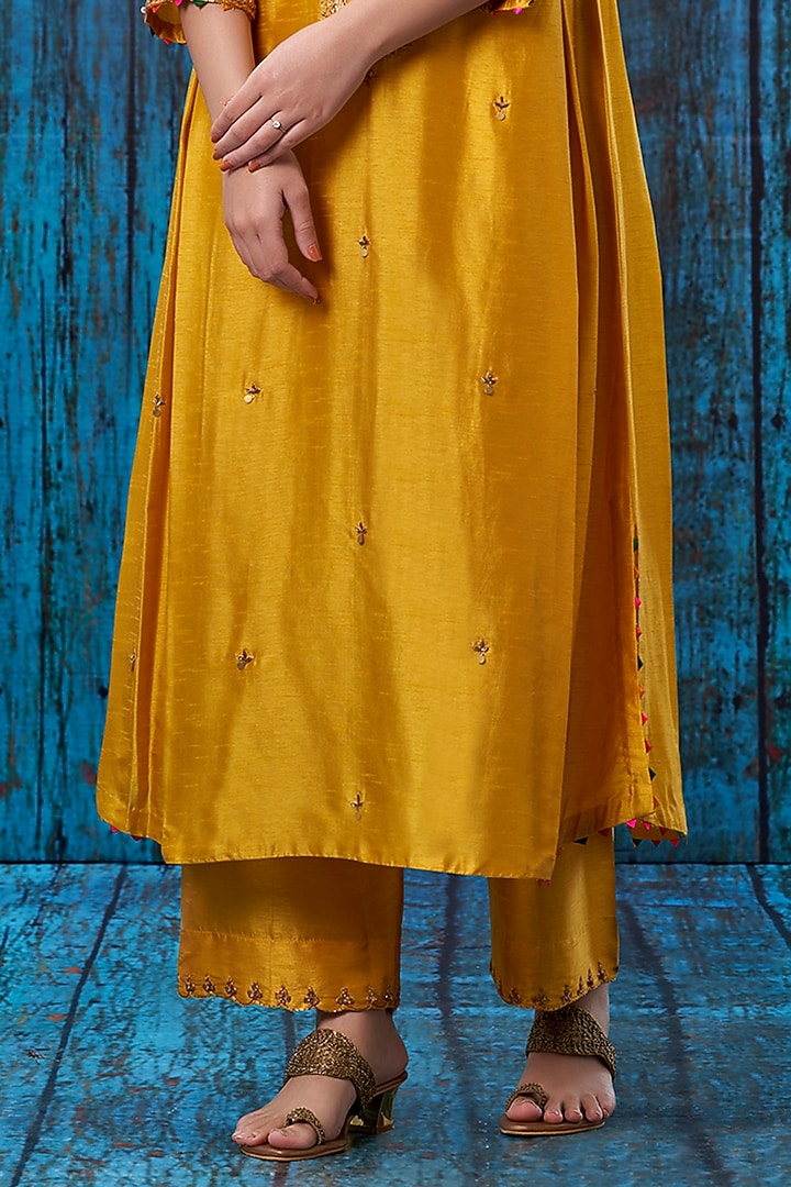 Mustard Embroidered Kurta Set by Niti Bothra at Pernia's Pop Up Shop