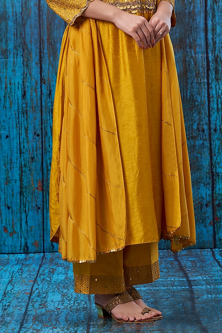 Mustard Silk Embroidered Kurta Set by Niti Bothra at Pernia's Pop Up Shop