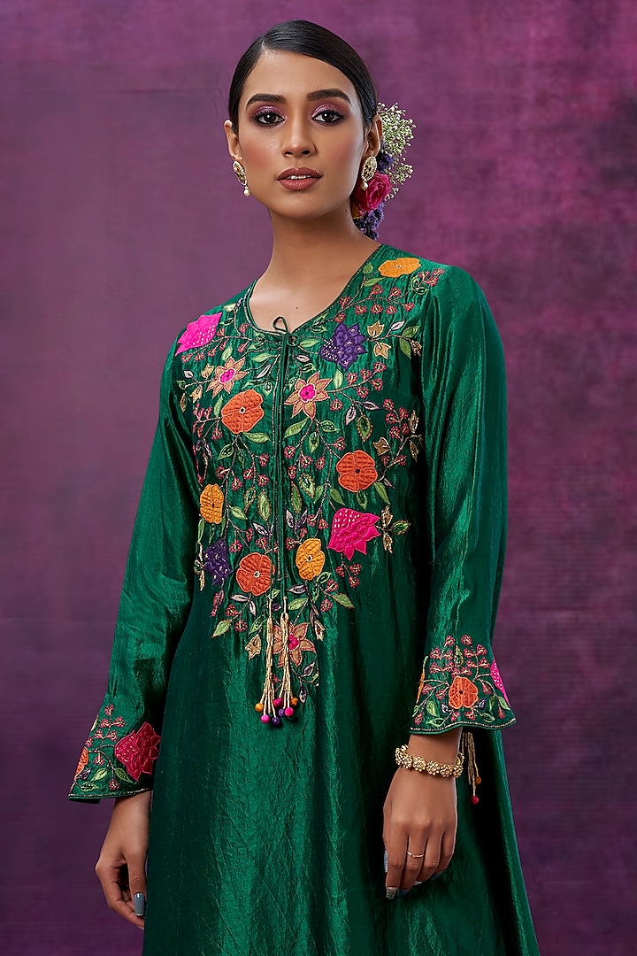 Green Kora Silk Embroidered Kurta Set by Niti Bothra at Pernia's Pop Up Shop