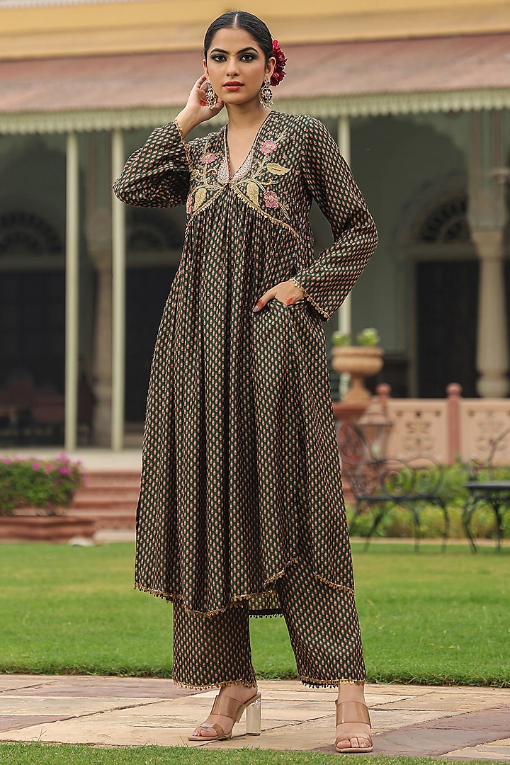 Green Silk Resham Embroidered Kurta Set by Niti Bothra at Pernia's Pop Up Shop