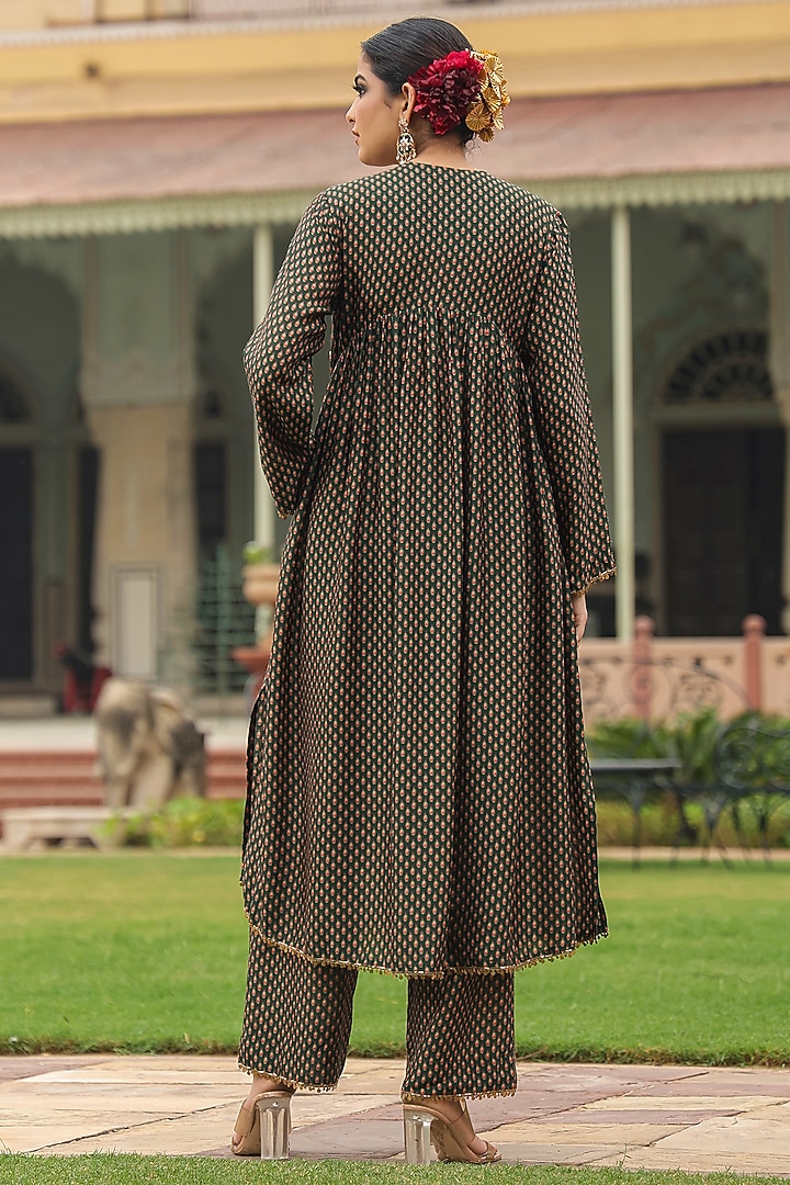 Green Silk Resham Embroidered Kurta Set by Niti Bothra at Pernia's Pop Up Shop