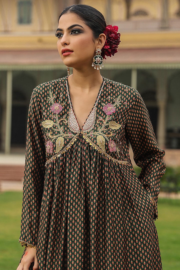 Green Silk Resham Embroidered Kurta Set by Niti Bothra at Pernia's Pop Up Shop
