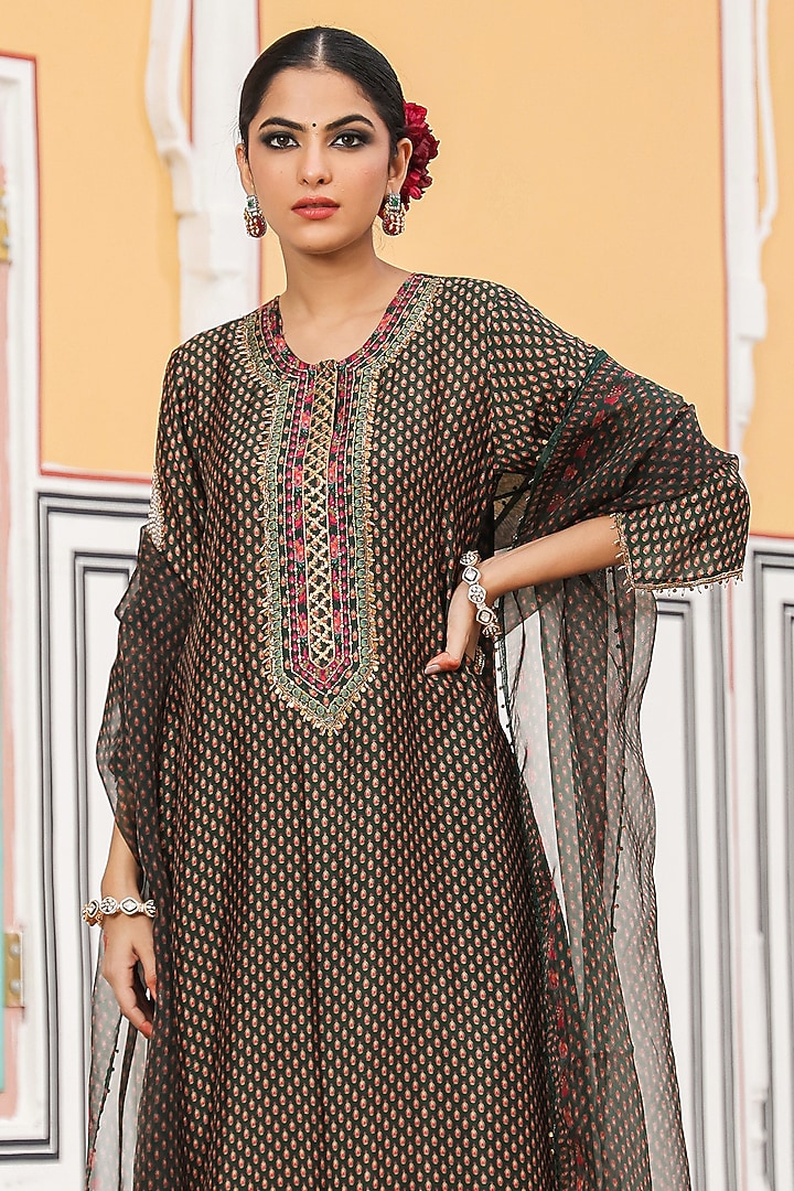 Dark Green Silk Resham Embroidered Kurta Set by Niti Bothra at Pernia's Pop Up Shop