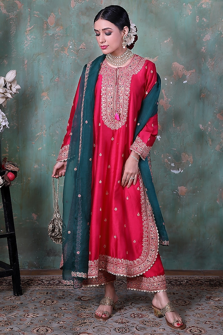 Pink Embroidered Kurta Set by Niti Bothra at Pernia's Pop Up Shop