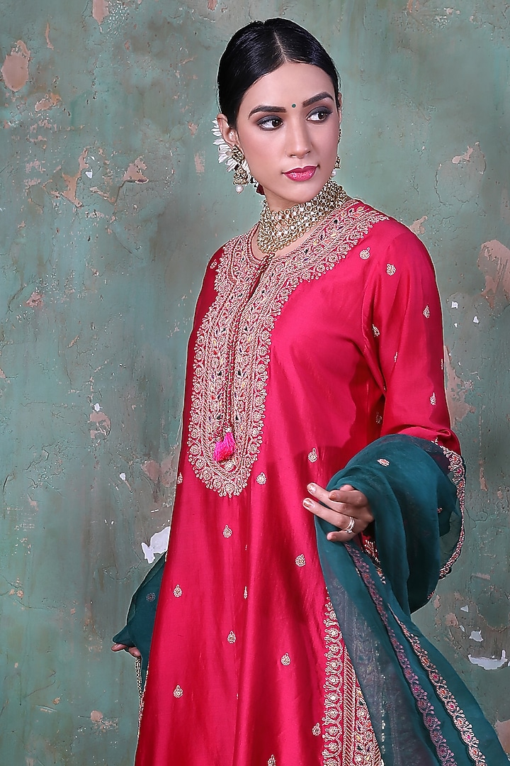 Pink Embroidered Kurta Set by Niti Bothra at Pernia's Pop Up Shop