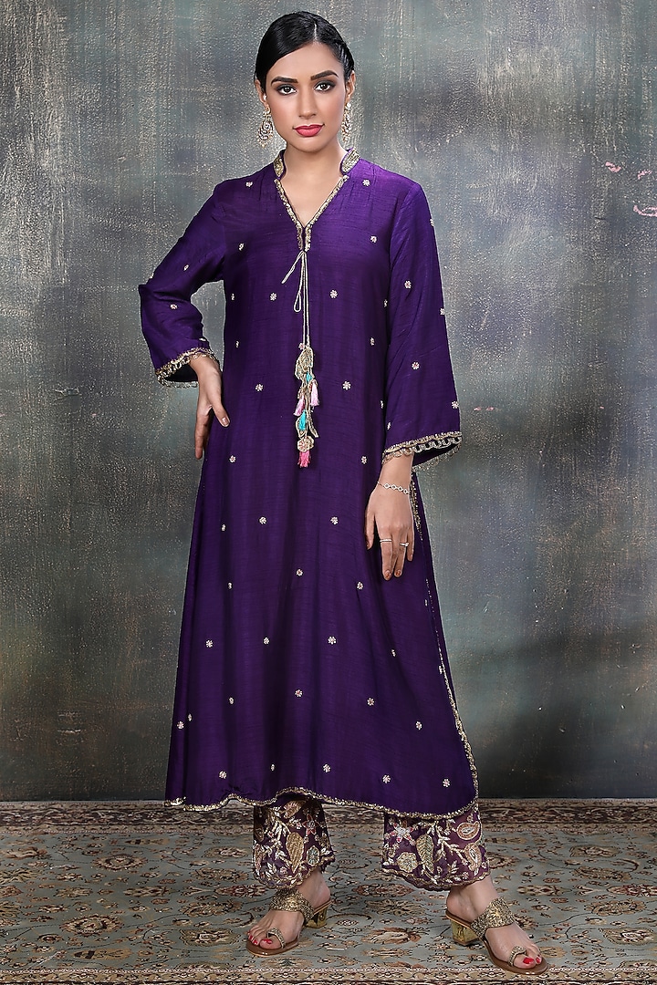 Violet Applique Embellished Kurta Set by Niti Bothra at Pernia's Pop Up Shop