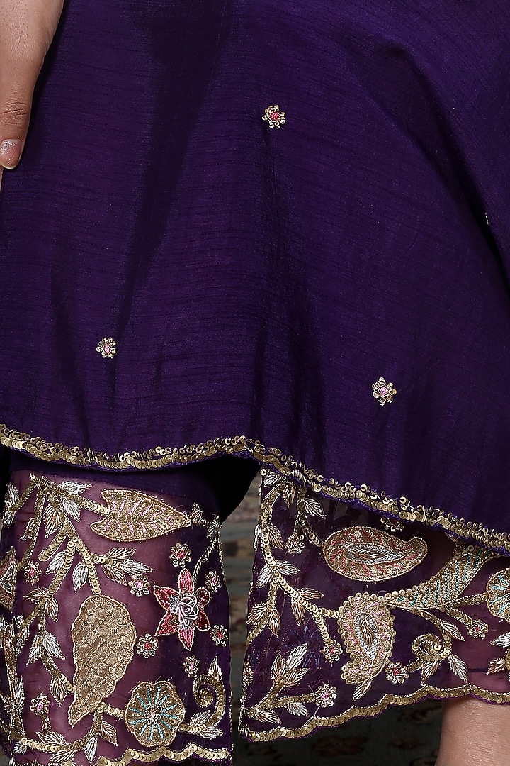 Violet Applique Embellished Kurta Set by Niti Bothra at Pernia's Pop Up Shop