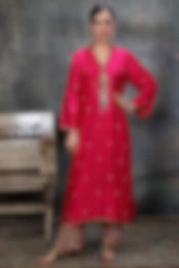 Pink Resham Embellished Kurta Set by Niti Bothra at Pernia's Pop Up Shop