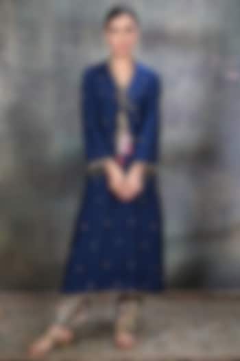 Blue Resham Embellished Kurta Set by Niti Bothra at Pernia's Pop Up Shop