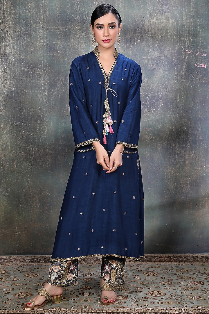 Blue Resham Embellished Kurta Set by Niti Bothra at Pernia's Pop Up Shop