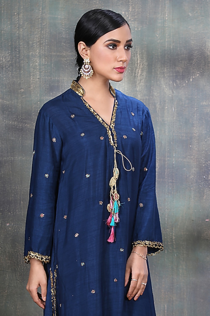 Blue Resham Embellished Kurta Set by Niti Bothra at Pernia's Pop Up Shop