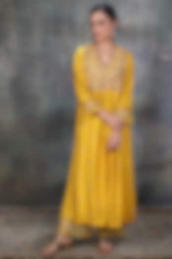 Mustard Kurta Set With Embroidery by Niti Bothra at Pernia's Pop Up Shop