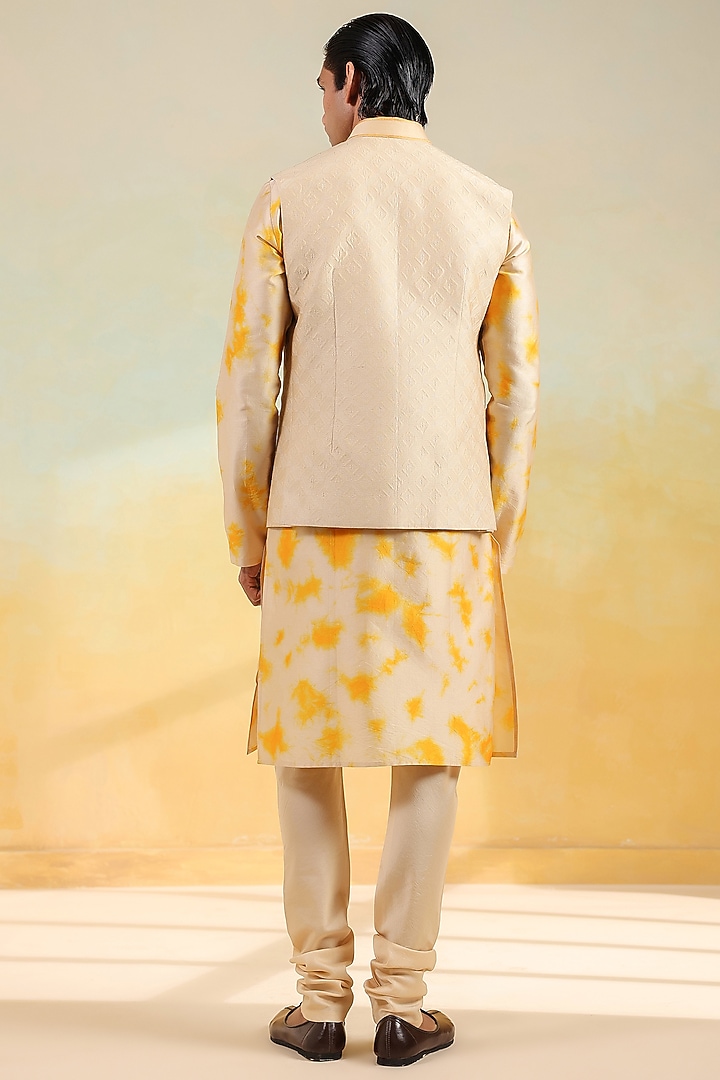 Beige Chanderi Silk Textured Bundi Jacket Set by Niti Bothra Men at Pernia's Pop Up Shop