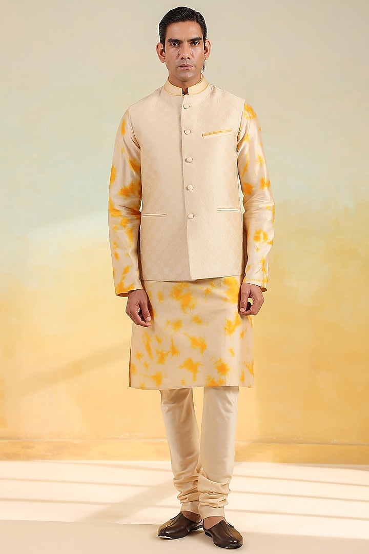 Beige Chanderi Silk Textured Bundi Jacket Set by Niti Bothra Men at Pernia's Pop Up Shop