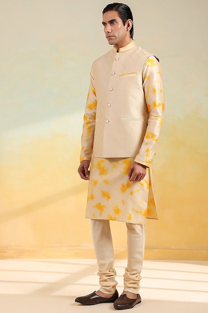 Beige Chanderi Silk Textured Bundi Jacket Set by Niti Bothra Men at Pernia's Pop Up Shop