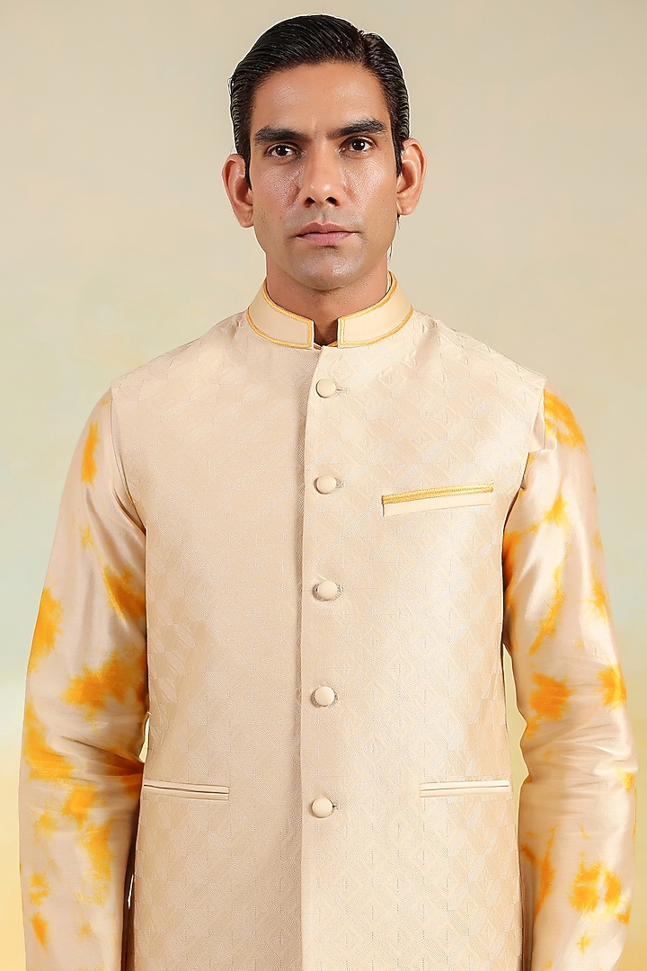 Beige Chanderi Silk Textured Bundi Jacket Set by Niti Bothra Men at Pernia's Pop Up Shop