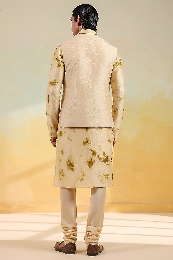 Beige Chanderi Silk Textured Bundi Jacket Set by Niti Bothra Men at Pernia's Pop Up Shop