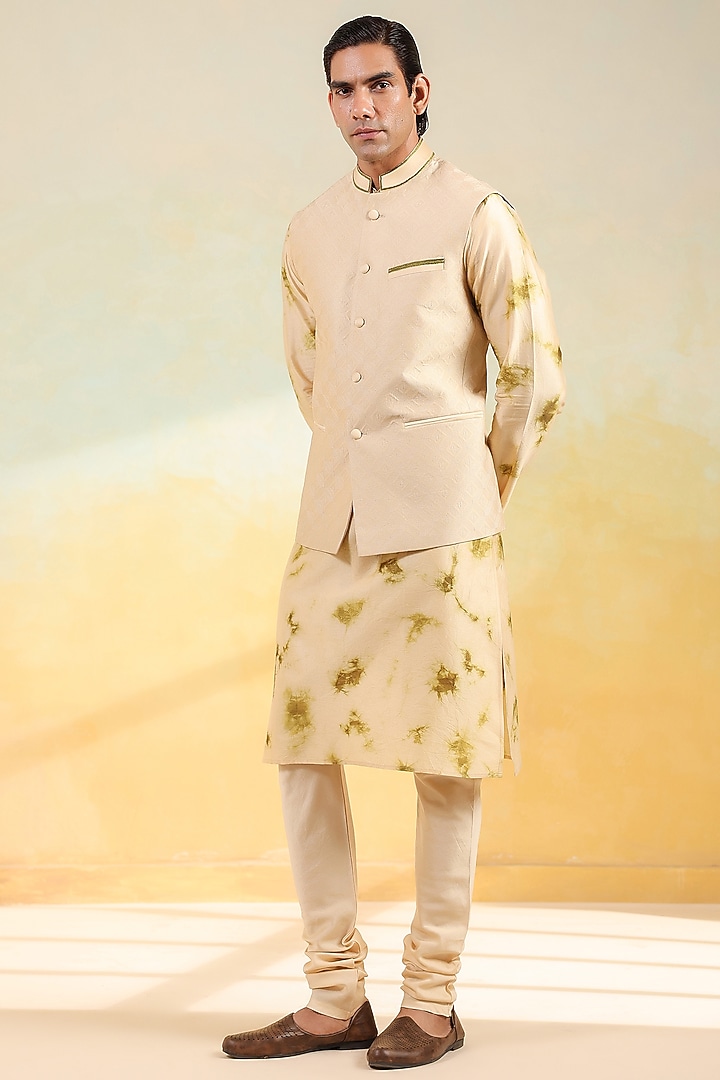Beige Chanderi Silk Textured Bundi Jacket Set by Niti Bothra Men at Pernia's Pop Up Shop