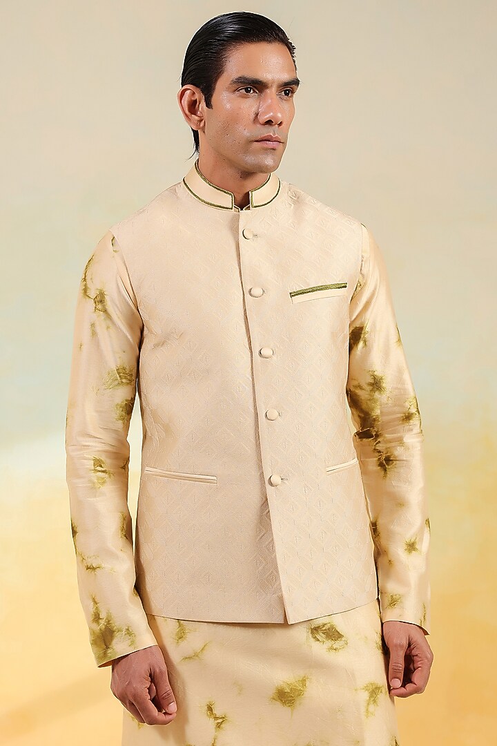 Beige Chanderi Silk Textured Bundi Jacket Set by Niti Bothra Men at Pernia's Pop Up Shop