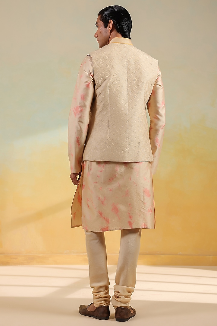 Beige Chanderi Silk Textured Bundi Jacket Set by Niti Bothra Men at Pernia's Pop Up Shop