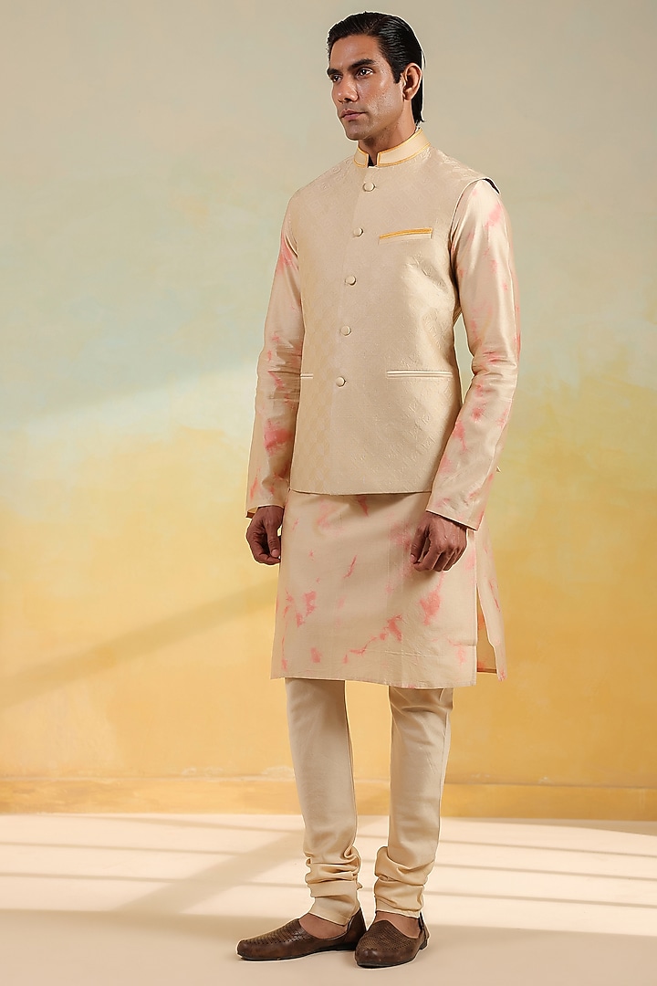Beige Chanderi Silk Textured Bundi Jacket Set by Niti Bothra Men at Pernia's Pop Up Shop
