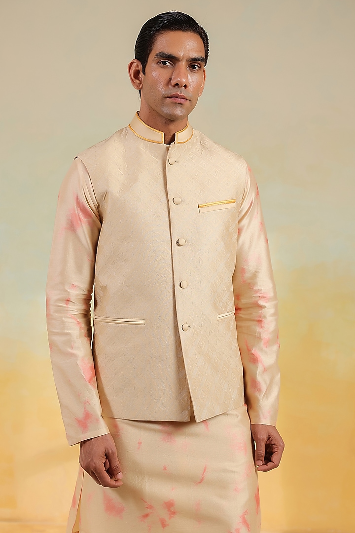 Beige Chanderi Silk Textured Bundi Jacket Set by Niti Bothra Men at Pernia's Pop Up Shop