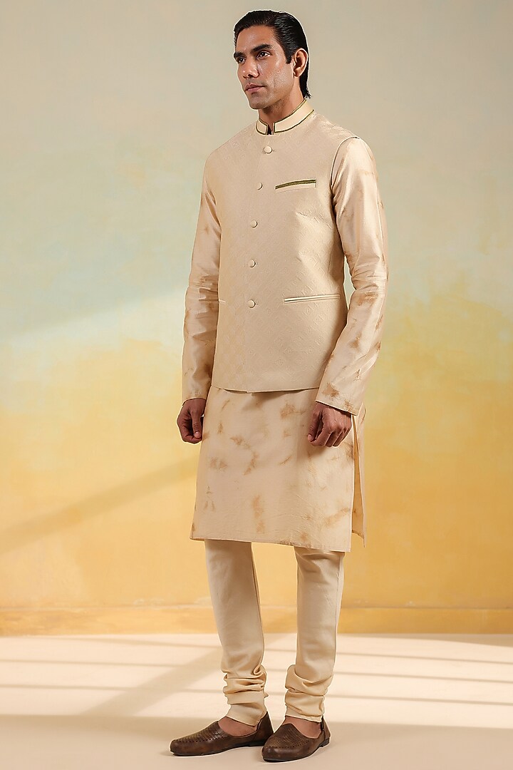 Beige Chanderi Silk Textured Bundi Jacket Set by Niti Bothra Men at Pernia's Pop Up Shop