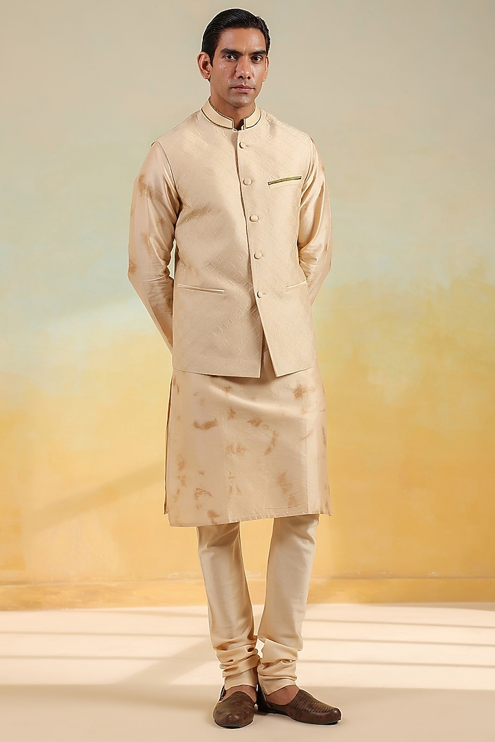 Beige Chanderi Silk Textured Bundi Jacket Set by Niti Bothra Men at Pernia's Pop Up Shop