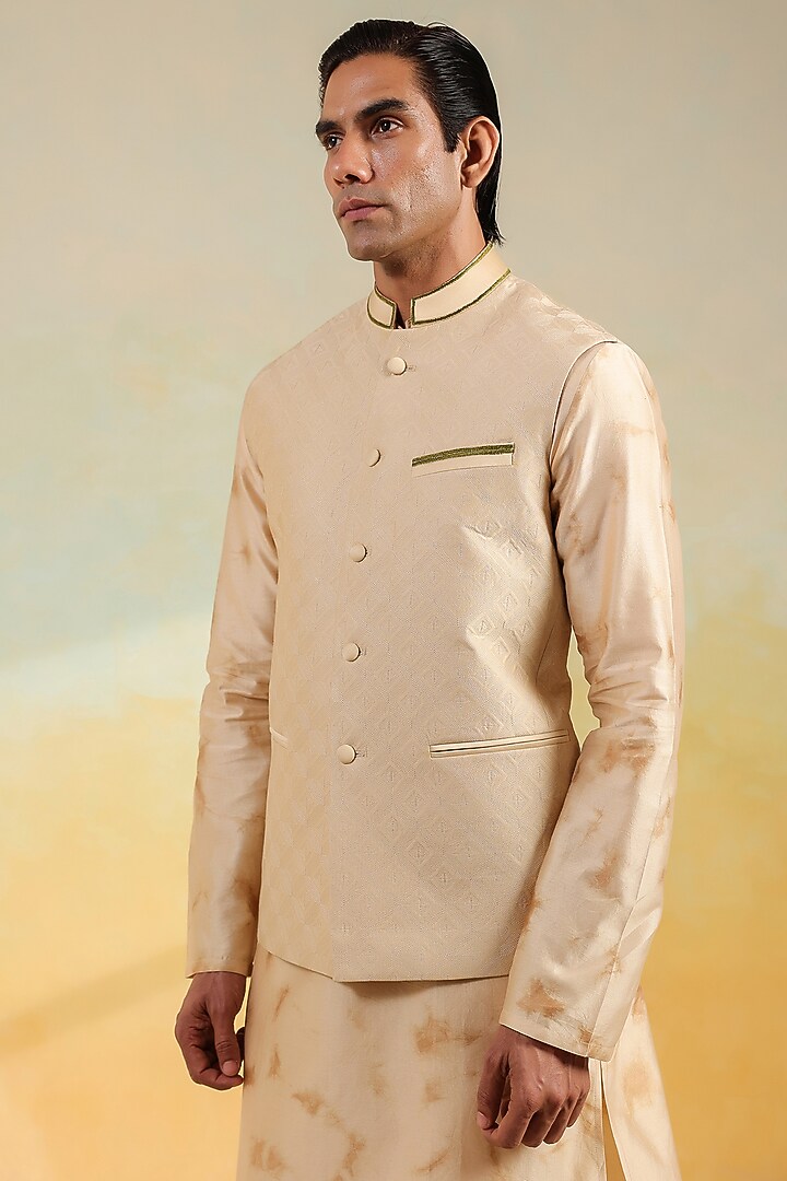 Beige Chanderi Silk Textured Bundi Jacket Set by Niti Bothra Men at Pernia's Pop Up Shop