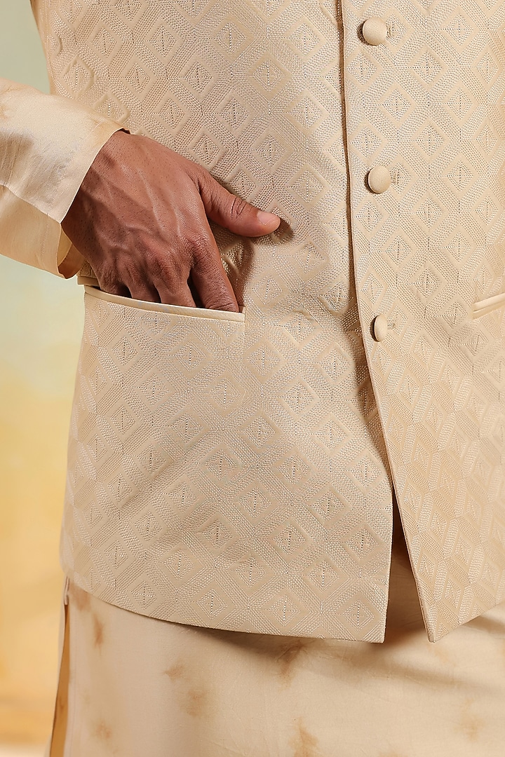 Beige Chanderi Silk Textured Bundi Jacket Set by Niti Bothra Men at Pernia's Pop Up Shop