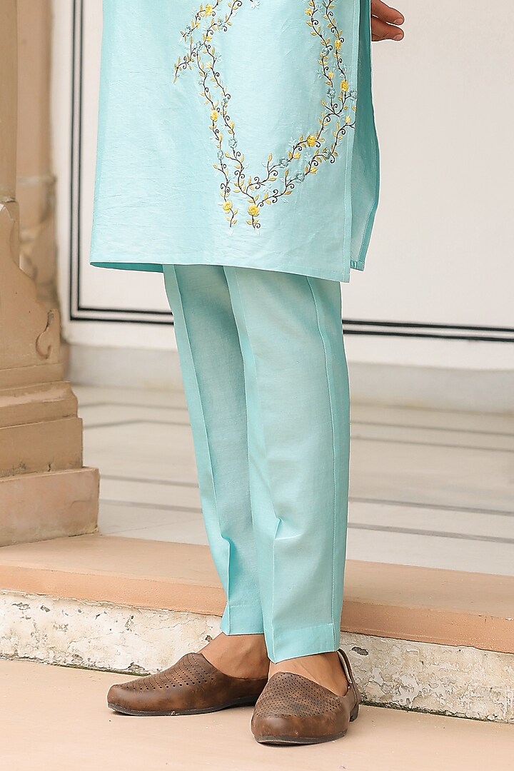 Light Blue Chanderi Silk Floral Thread Embroidered Kurta Set by Niti Bothra Men at Pernia's Pop Up Shop