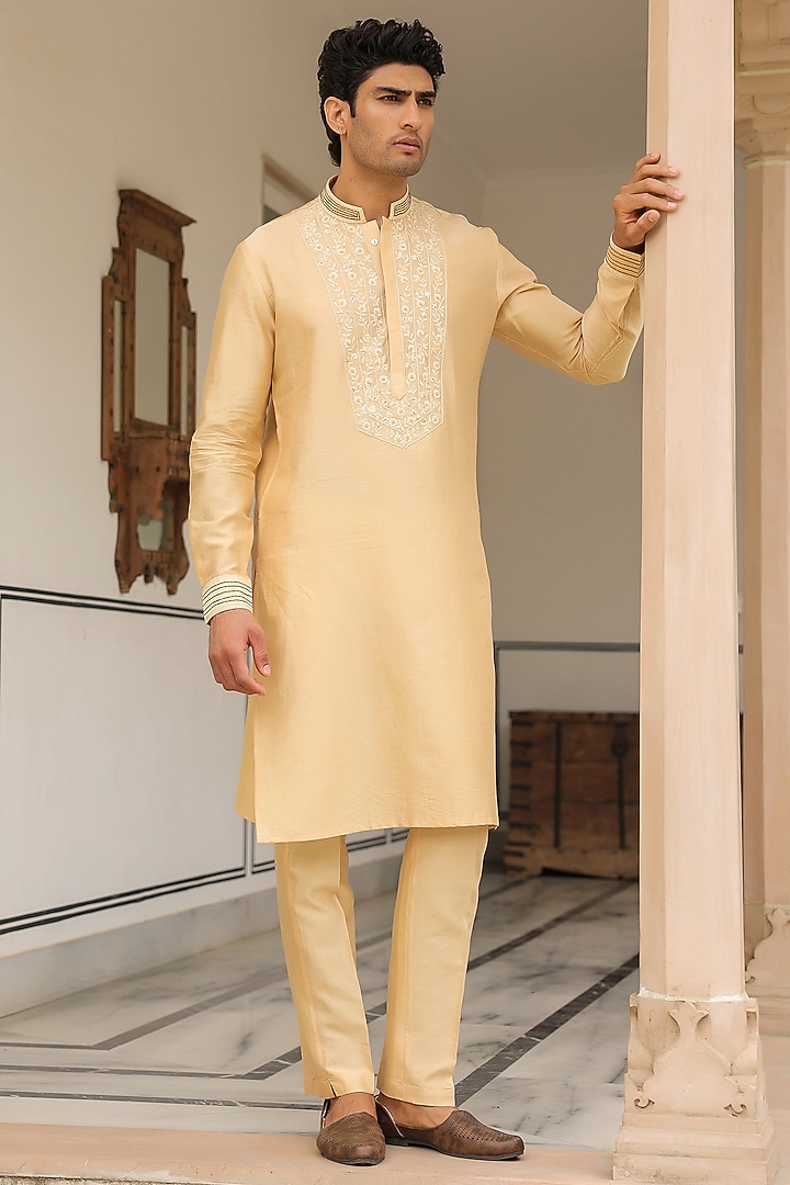 Beige Chanderi Silk Thread Embroidered Kurta Set by Niti Bothra Men at Pernia's Pop Up Shop