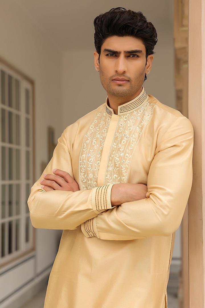Beige Chanderi Silk Thread Embroidered Kurta Set by Niti Bothra Men at Pernia's Pop Up Shop