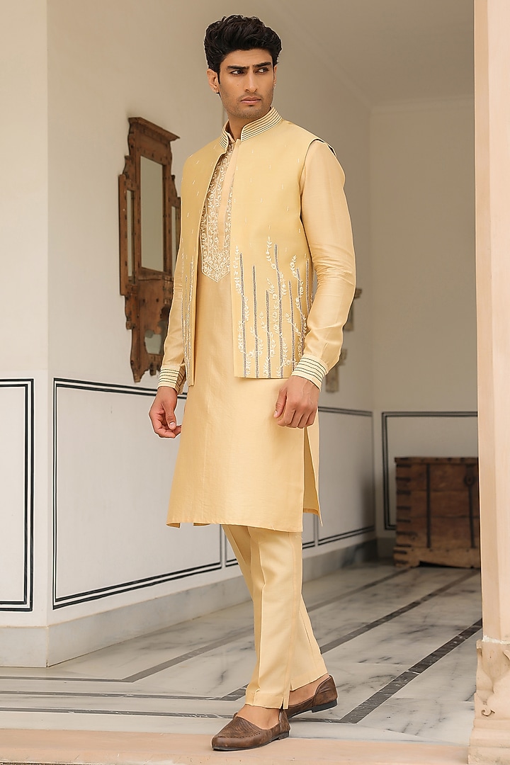 Beige Chanderi Silk Thread Embroidered Bundi Jacket Set by Niti Bothra Men at Pernia's Pop Up Shop
