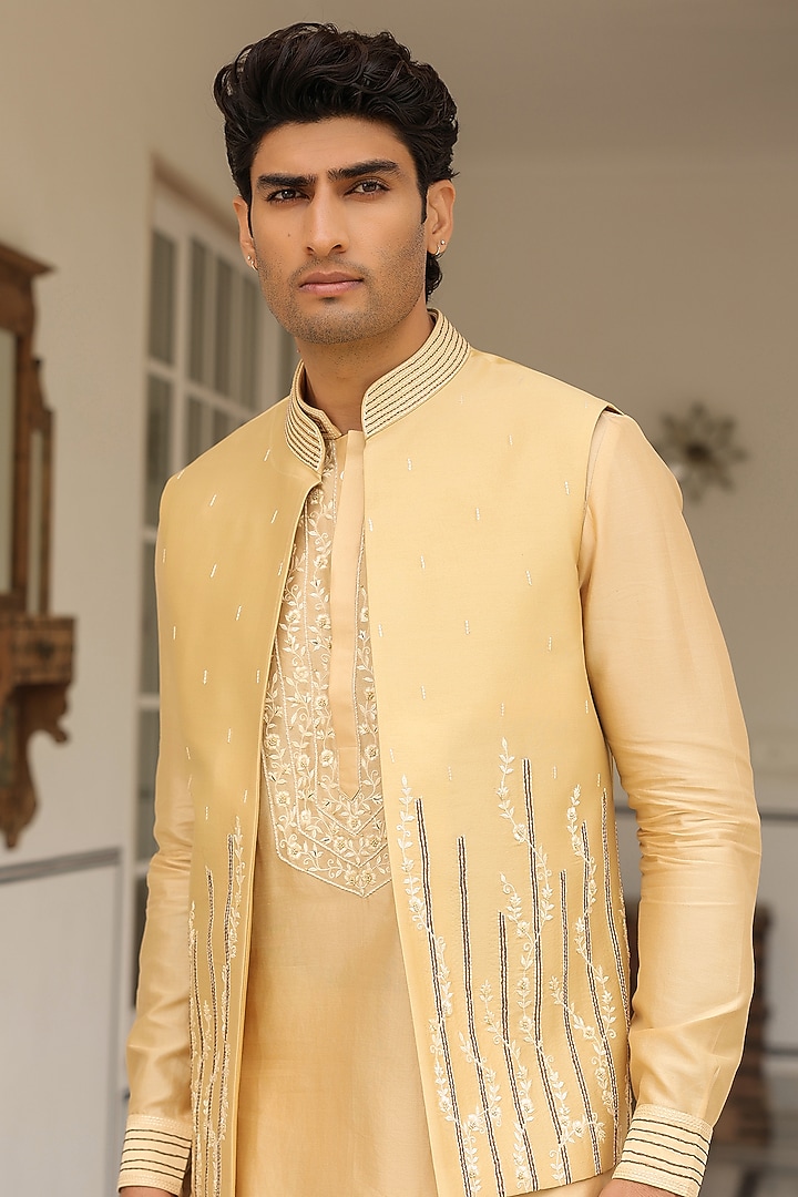 Beige Chanderi Silk Thread Embroidered Bundi Jacket Set by Niti Bothra Men at Pernia's Pop Up Shop
