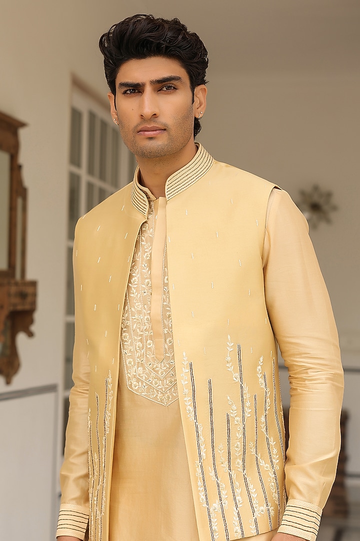 Beige Chanderi Silk Floral Thread Embroidered Bundi Jacket by Niti Bothra Men at Pernia's Pop Up Shop