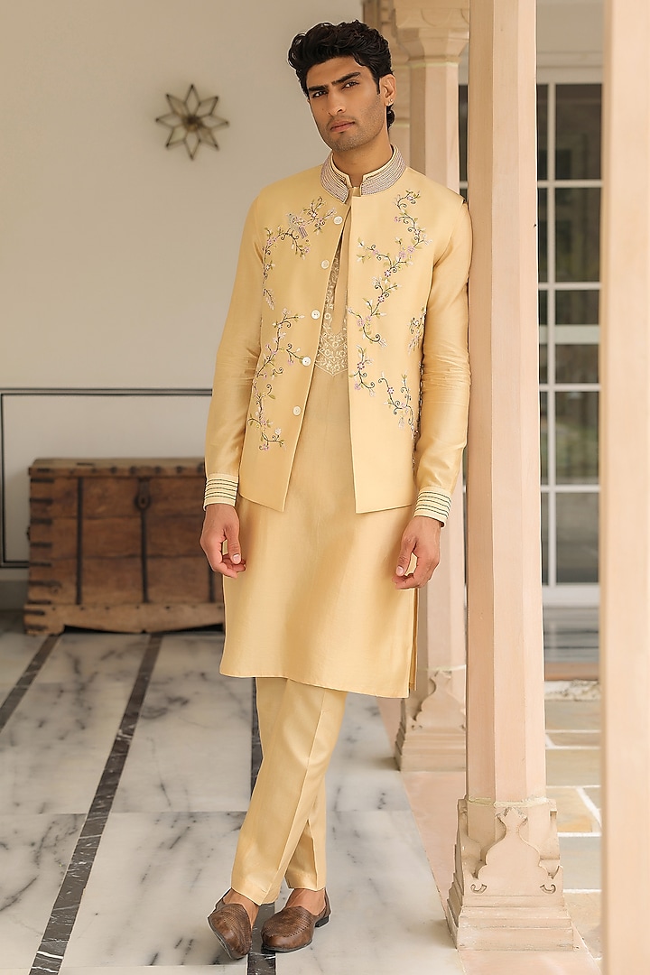 Beige Chanderi Silk Floral Thread Embroidered Bundi Jacket by Niti Bothra Men at Pernia's Pop Up Shop