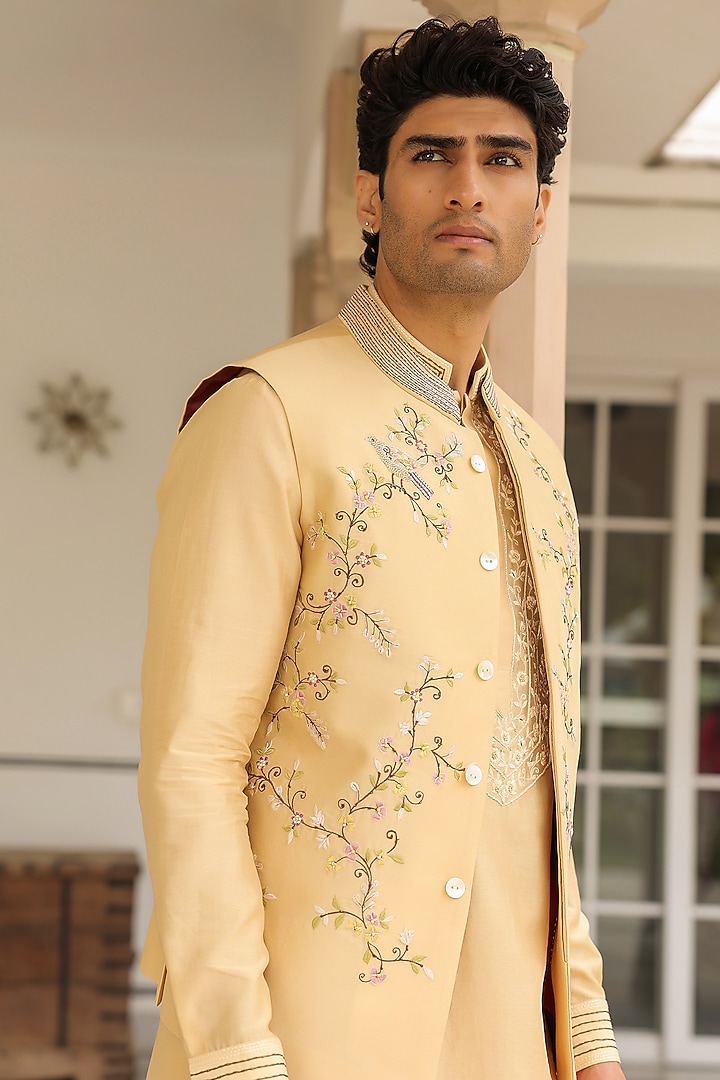 Beige Chanderi Silk Floral Thread Embroidered Bundi Jacket by Niti Bothra Men at Pernia's Pop Up Shop