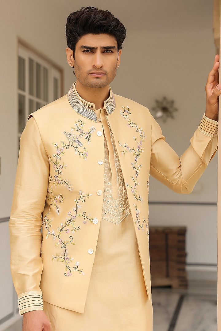 Beige Chanderi Silk Thread Embroidered Bundi Jacket Set by Niti Bothra Men at Pernia's Pop Up Shop