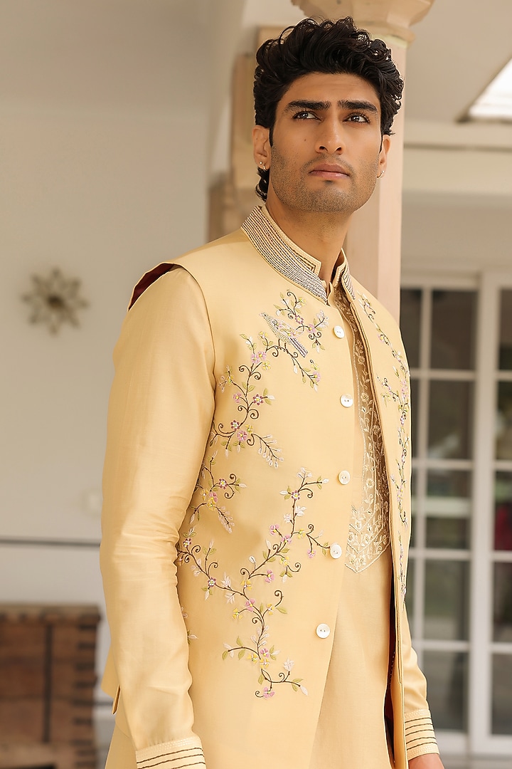 Beige Chanderi Silk Thread Embroidered Bundi Jacket Set by Niti Bothra Men at Pernia's Pop Up Shop