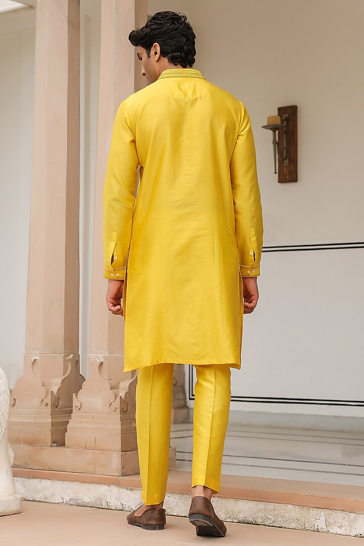 Yellow Chanderi Silk Geometric Thread Embroidered Kurta Set by Niti Bothra Men at Pernia's Pop Up Shop